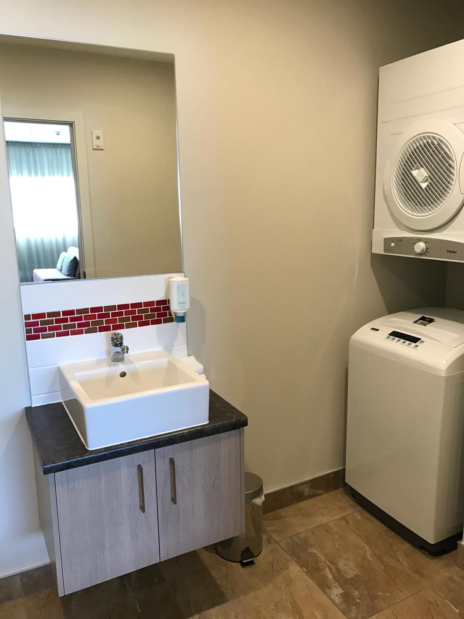 Ramada Suites By Wyndham Christchurch City Екстер'єр фото